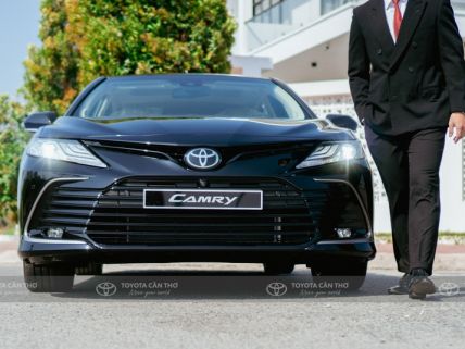 Toyota Camry 2023, xe giao ngay nhiều khuyến mãi